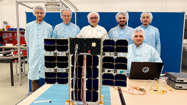 ικογενειακή φωτογραφία με μέλη της επιστημονικής ομάδας που κατασκευάζουν τους νανοδορυφόρους Ερμής, οι οποίοι ζυγίζουν περίπου 10 κιλά έκαστος και έχουν διαστάσεις 10x20x30 και 10x20x40 εκατοστών. Ο Ερμής 1 και ο Ερμής 2 θα χρησιμοποιηθούν για τηλεπικοινωνιακούς σκοπούς, ενώ ο Ερμής 3 έχει υπερευαίσθητες κάμερες πολλαπλών χρήσεων.